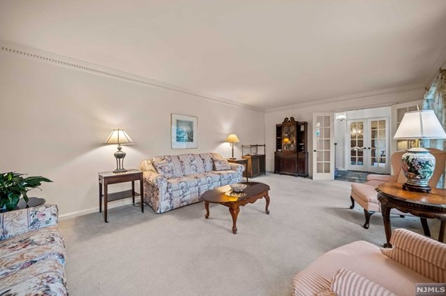 502 Weymouth Dr, Wyckoff NJ  07481-1217 exterior