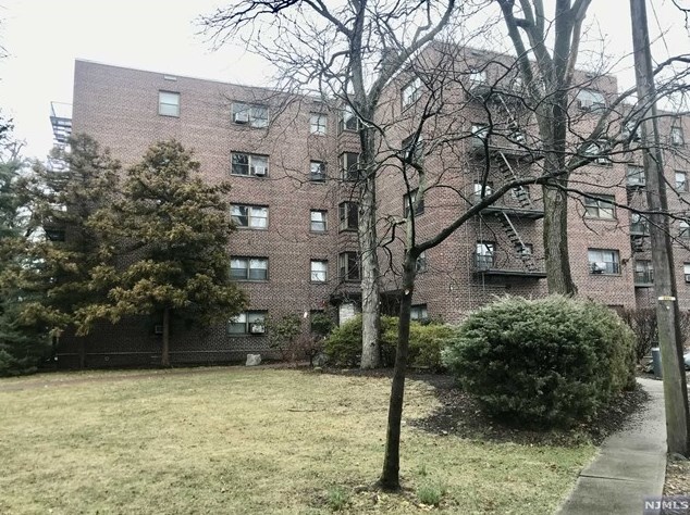 421 Park Pl, West Fort Lee NJ  07024-3702 exterior