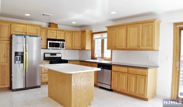 330 Lincoln Ave, West Fort Lee NJ  07024-6107 exterior