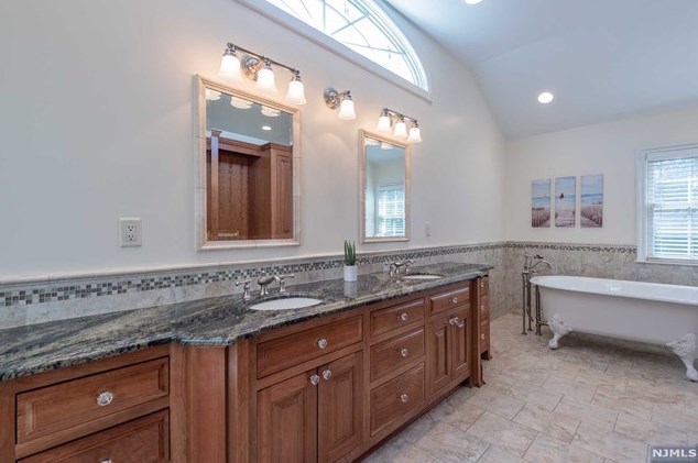 530 Covington Pl, Wyckoff NJ  07481-1350 exterior