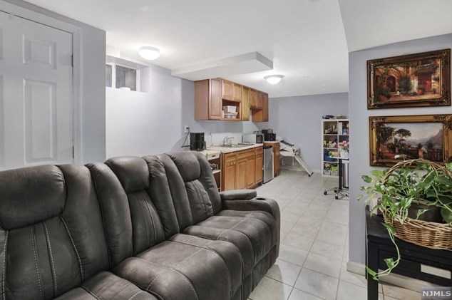 71 Charlton Ave, Lodi NJ  07644-3347 exterior