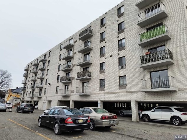 281 Park St, Hackensack NJ  07601-4212 exterior