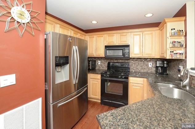 62 Mountainside Dr, Pompton Falls NJ  07442-1763 exterior