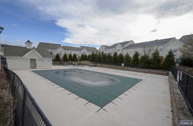 62 Mountainside Dr, Pompton Falls NJ  07442-1763 exterior