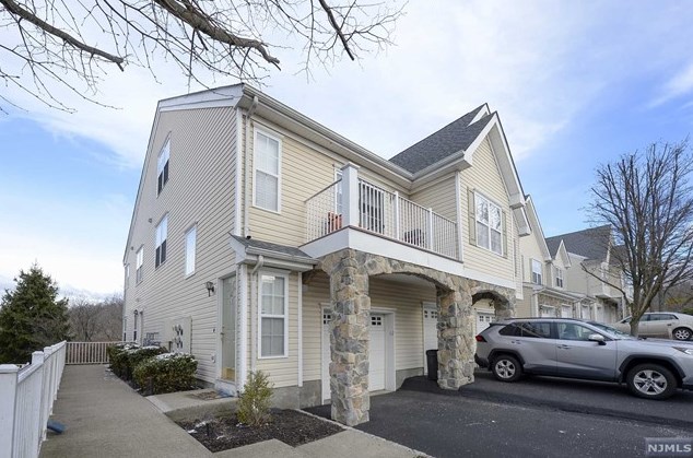 62 Mountainside Dr, Pompton Falls NJ  07442-1763 exterior