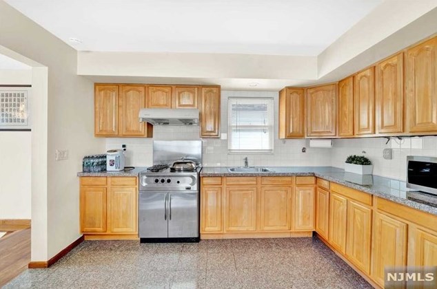 729 2nd St, Secaucus NJ  07094-3131 exterior