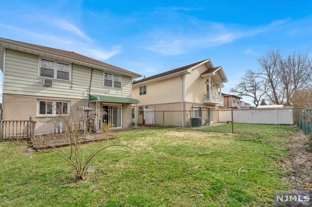 729 2nd St, Secaucus NJ  07094-3131 exterior