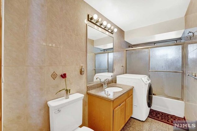729 2nd St, Secaucus NJ  07094-3131 exterior