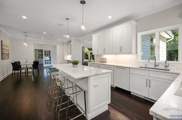 2 Buckingham Ct, Westwood NJ  07675-7067 exterior