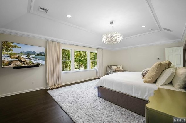 2 Buckingham Ct, Westwood NJ  07675-7067 exterior