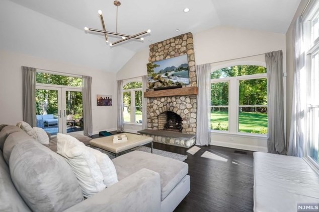 2 Buckingham Ct, Westwood NJ  07675-7067 exterior