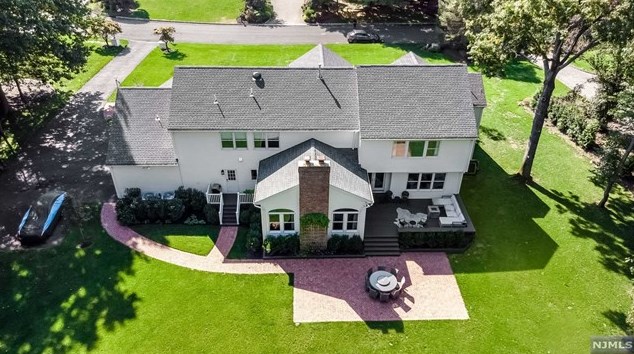 2 Buckingham Ct, Westwood NJ  07675-7067 exterior
