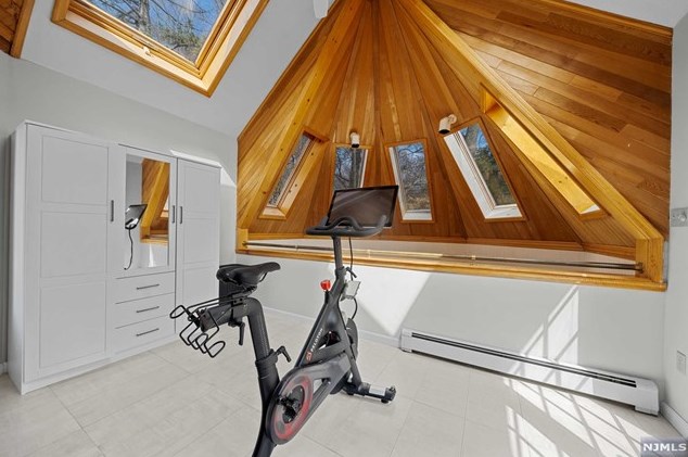 44 Rustic Dr, Waldwick NJ  07463-2417 exterior