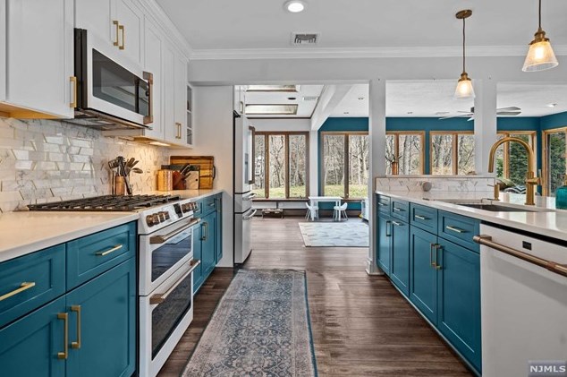 44 Rustic Dr, Waldwick NJ  07463-2417 exterior