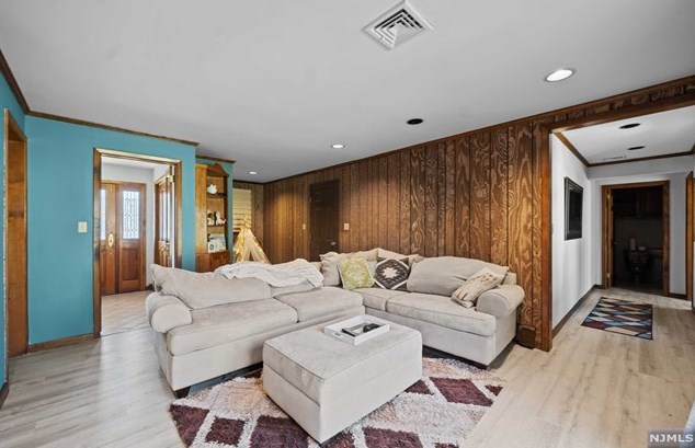44 Rustic Dr, Waldwick NJ  07463-2417 exterior