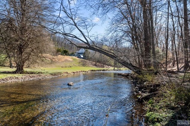 44 Rustic Dr, Waldwick NJ  07463-2417 exterior