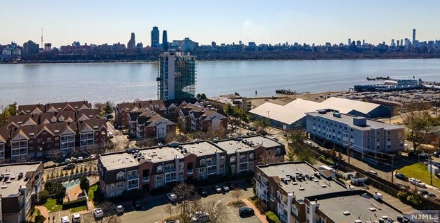38 Garden Pl, Edgewater NJ  07020-7236 exterior