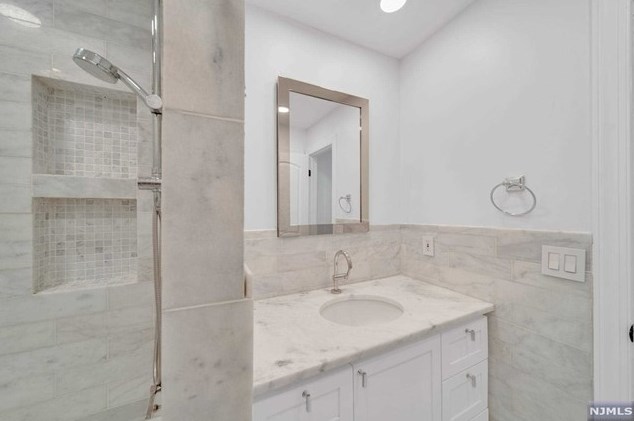 349 Manor Ct, Lyndhurst NJ 07071-1007 exterior