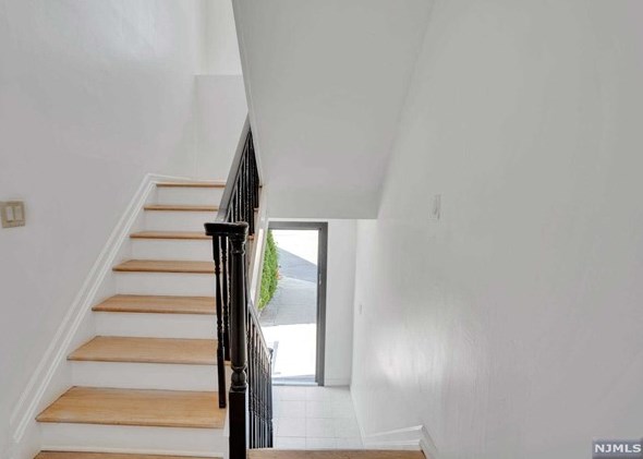 349 Manor Ct, Lyndhurst NJ 07071-1007 exterior