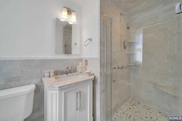 349 Manor Ct, Lyndhurst NJ 07071-1007 exterior