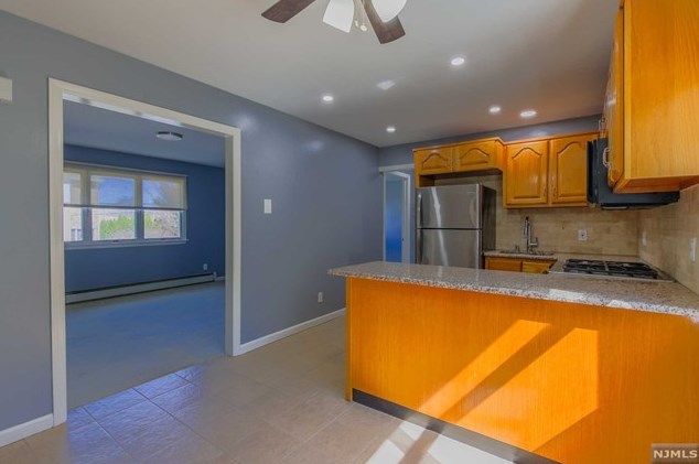 4 Maple Ave, South Hackensack NJ  07606-1606 exterior