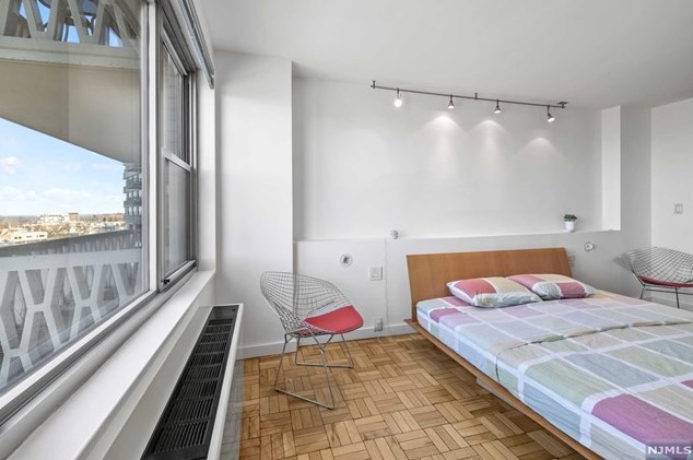 2100 Linwood Ave, West Fort Lee NJ  07024-3101 exterior