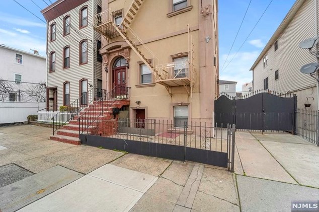 21 Cottage St, Newark NJ  07102-4701 exterior