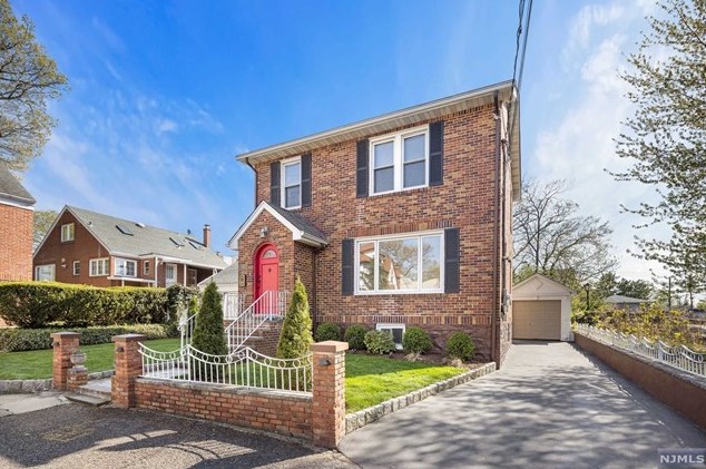 561 Monroe Pl, Ridgefield NJ  07657-2011 exterior