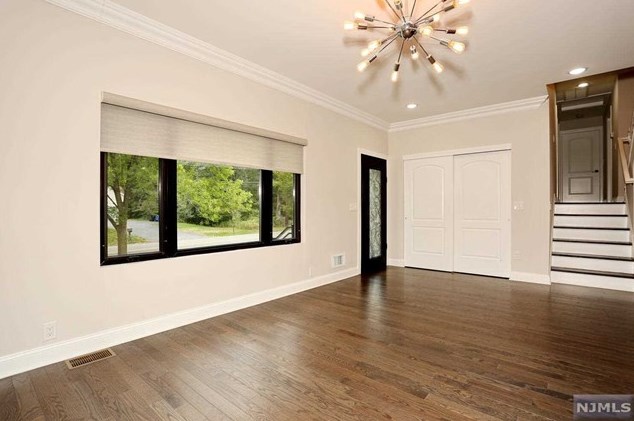 683 Pascack Rd, Paramus NJ  07652-4243 exterior