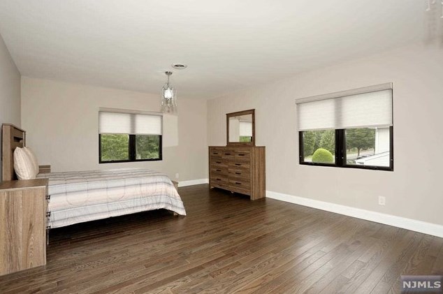 683 Pascack Rd, Paramus NJ  07652-4243 exterior
