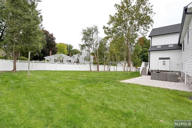683 Pascack Rd, Paramus NJ  07652-4243 exterior