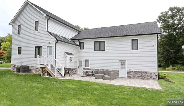 683 Pascack Rd, Paramus NJ  07652-4243 exterior