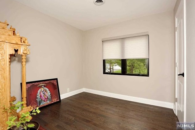 683 Pascack Rd, Paramus NJ  07652-4243 exterior