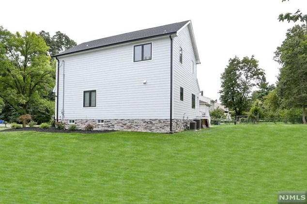 683 Pascack Rd, Paramus NJ  07652-4243 exterior