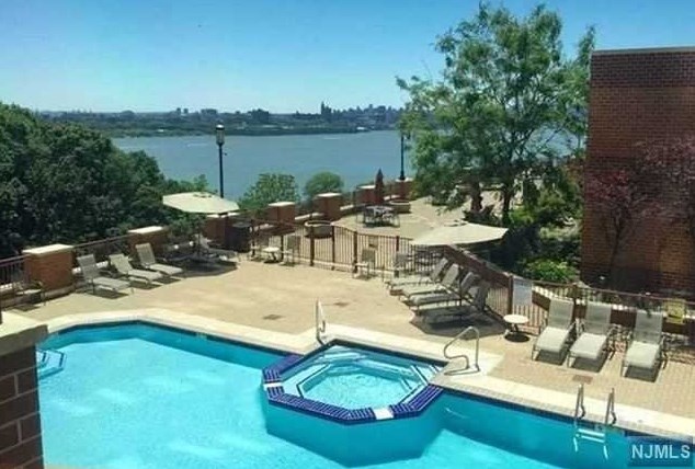 100 Old Palisade Rd, West Fort Lee NJ 07024-7064 exterior