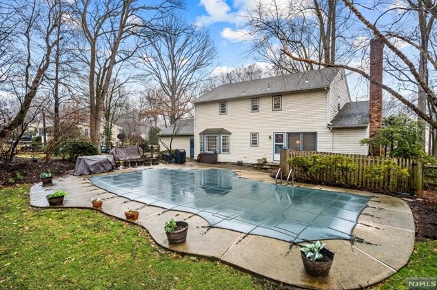 502 Weymouth Dr, Wyckoff NJ  07481-1217 exterior