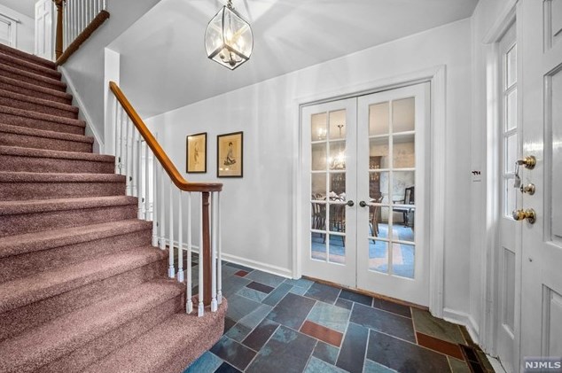 502 Weymouth Dr, Wyckoff NJ  07481-1217 exterior