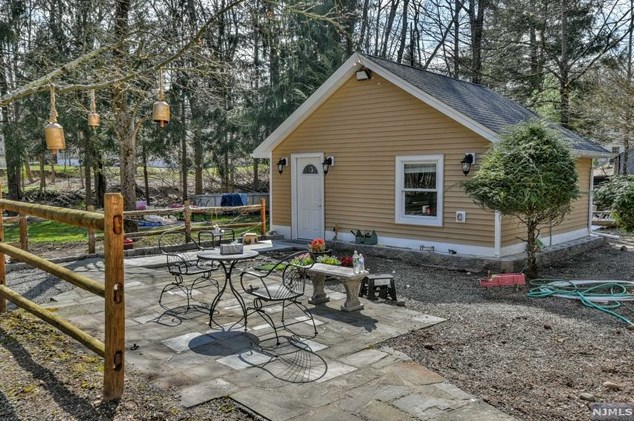 10 Old Stone Church Rd, Upper Saddle River, NJ 07458