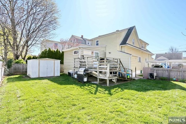 73 Lee St, Elmwood Park NJ  07407-2109 exterior