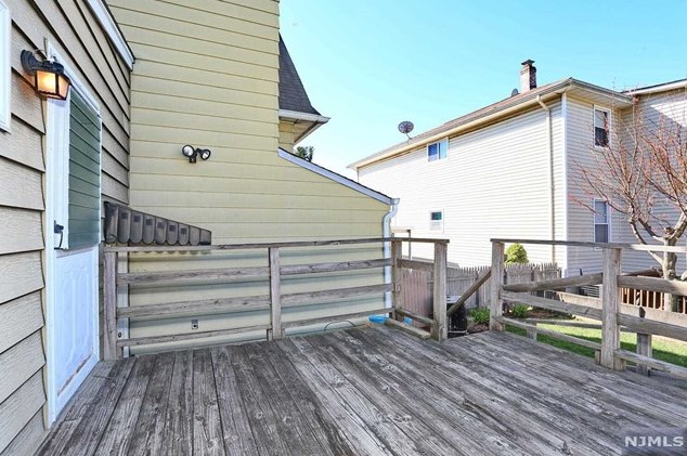 73 Lee St, Elmwood Park NJ  07407-2109 exterior