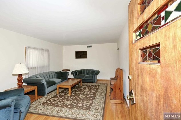 73 Lee St, Elmwood Park NJ  07407-2108 exterior