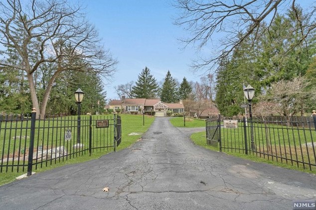 538 Ewing Ave, Franklin Lakes, NJ 07417