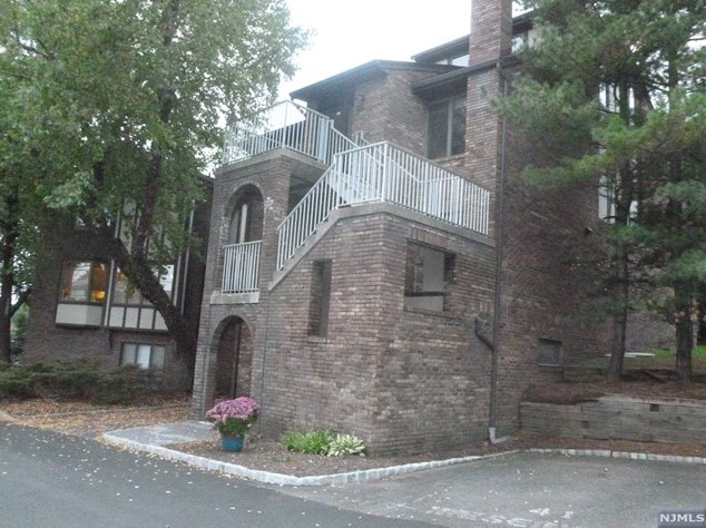 900 Valley Rd, Clifton NJ  07013-4042 exterior