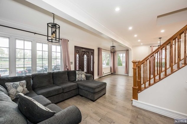 302 Clinton Ave, Bergenfield NJ  07621-2528 exterior