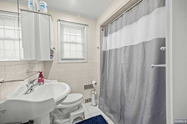 104 Fern Ave, Lyndhurst NJ  07071-2116 exterior