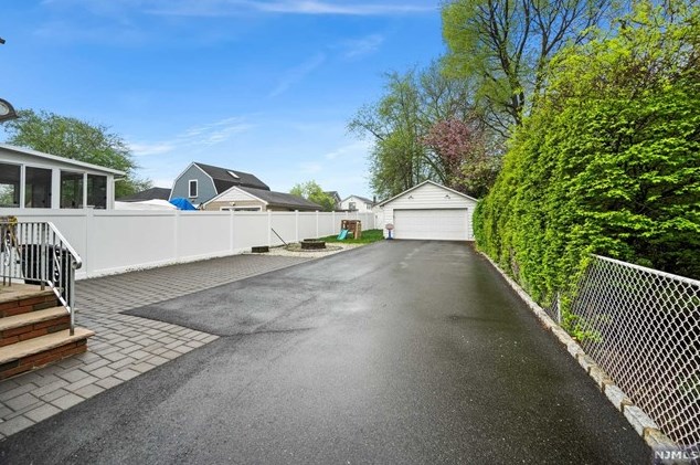 104 Fern Ave, Lyndhurst NJ  07071-2116 exterior