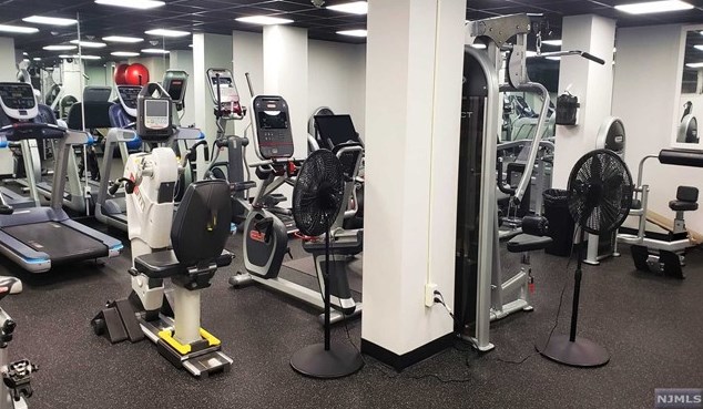 2077 Center Ave, West Fort Lee NJ  07024-4928 exterior