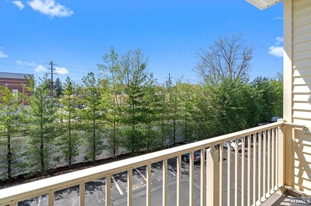 520 Victor St, Saddle Brook NJ  07663-6123 exterior