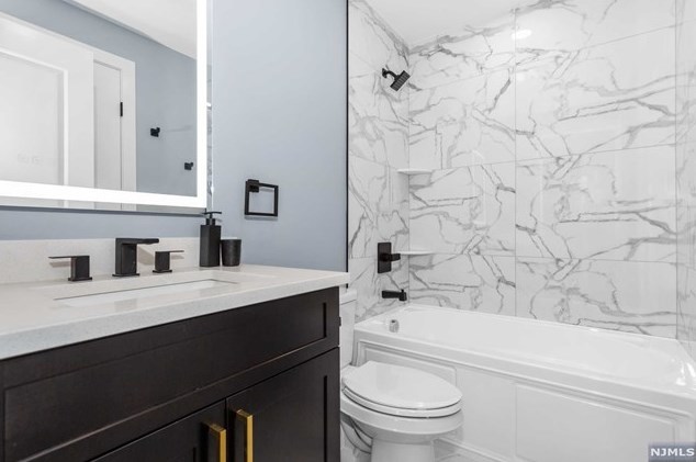 148 Grove St, Elmwood Park NJ  07407-2209 exterior