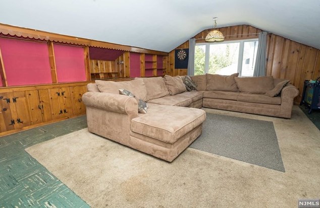 152 Pascack Rd, Hillsdale NJ  07642-1321 exterior